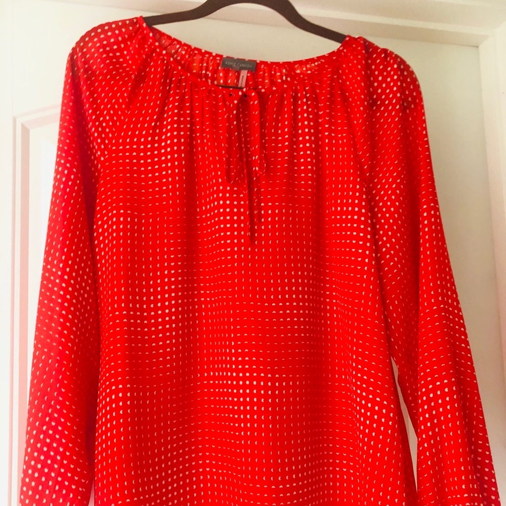 VINCE CAMUTO Very pretty top NWOT.